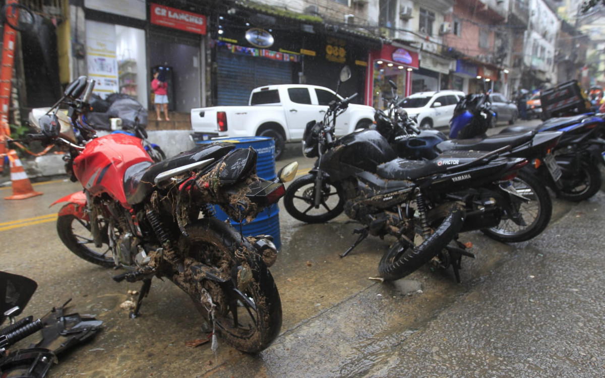 Motos destruídas pelo deslizamento na Rocinha
