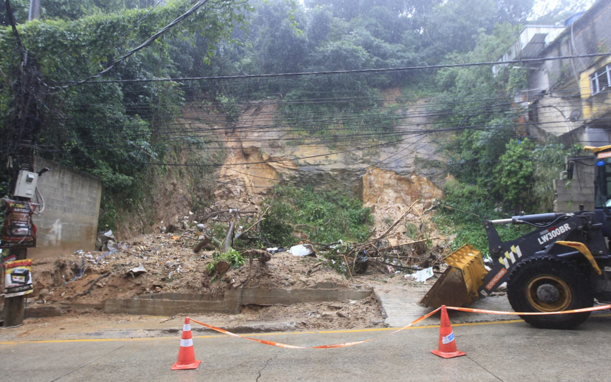 Estrada da Gávea foi interditada devido deslizamento