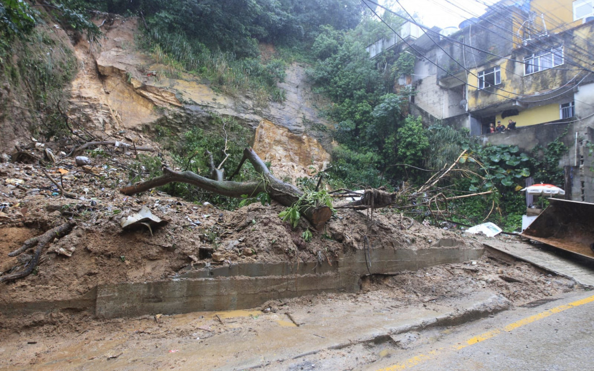 Estrada da Gávea foi interditada devido deslizamento