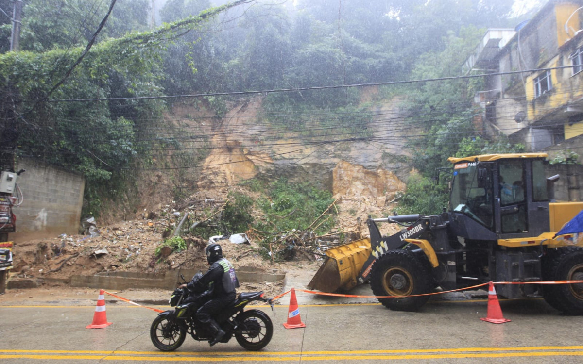 Estrada da Gávea foi interditada devido deslizamento