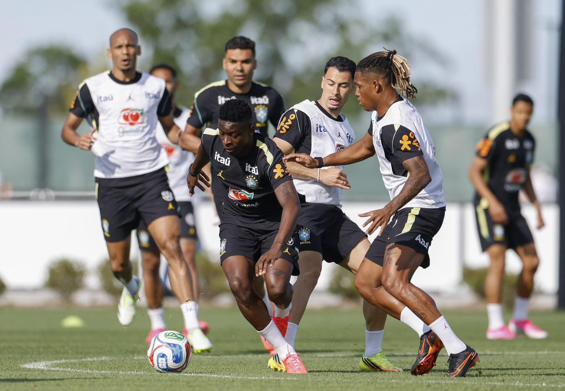 Sele&ccedil;&atilde;o inicia semana com foco em ajustar sa&iacute;da de bola, problema em estreia