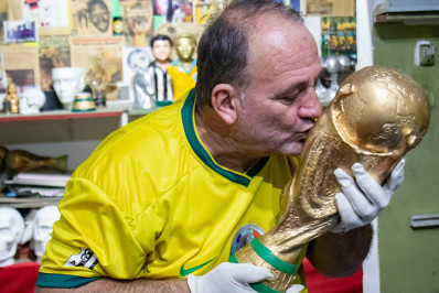 Artesão das réplicas da taça da Copa apresenta melhora após infarto
