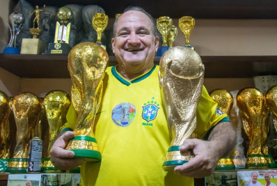 Artesão faz réplicas da taça da Copa do Mundo há mais de 30 anos: 'Paixão pelo futebol veio primeiro'