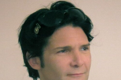 Corey Feldman, ator de 'Os Goonies', é levado ao hospital após passar mal em voo
