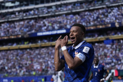 Mbappé exalta Pelé após ultrapassá-lo em artilharia em Copas: 'É o Rei'