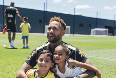 Até craque sente saudade: Seleção Brasileira promove reencontro com familiares durante a Copa