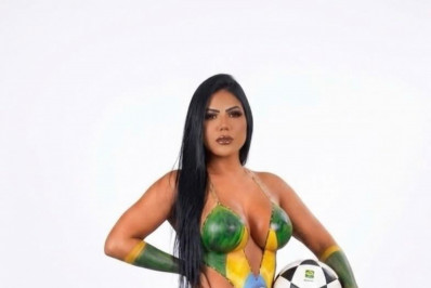 Modelo faz ensaio com pintura corporal do Brasil: 'Para dar sorte à Seleção'