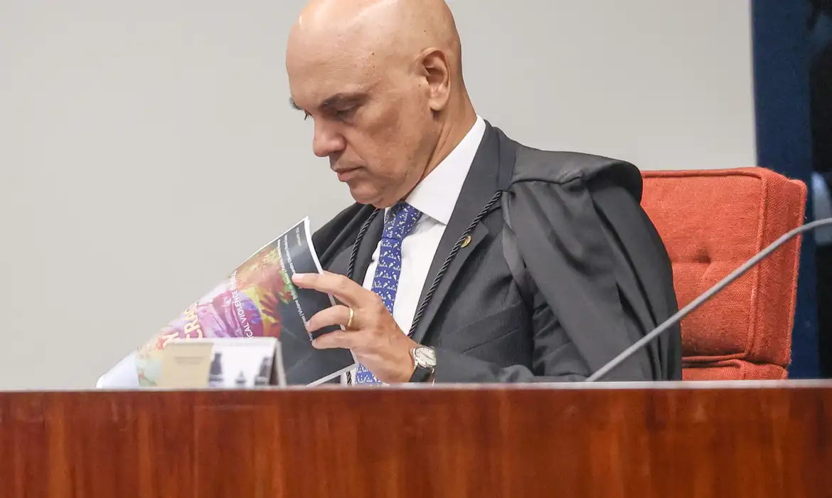 Moraes dá 24 horas para defesa de Bolsonaro explicar arma apreendida