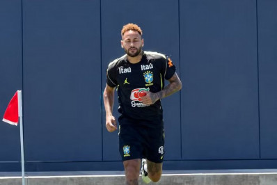 Neymar treina em campo com a Seleção pela primeira vez nesta Copa do Mundo