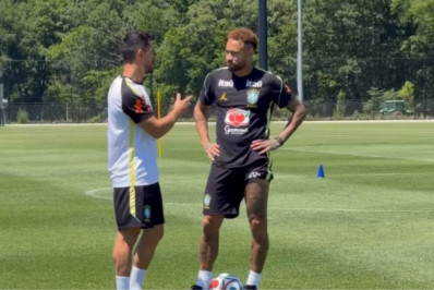 Neymar treina em campo com a Seleção pela primeira vez nesta Copa do Mundo