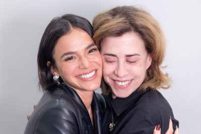 Bruna Marquezine posa com Fernanda Torres em bastidores de peça