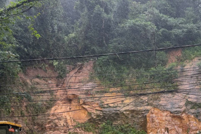 Cerca de 70 toneladas de terra são retiradas da Rocinha após deslizamento