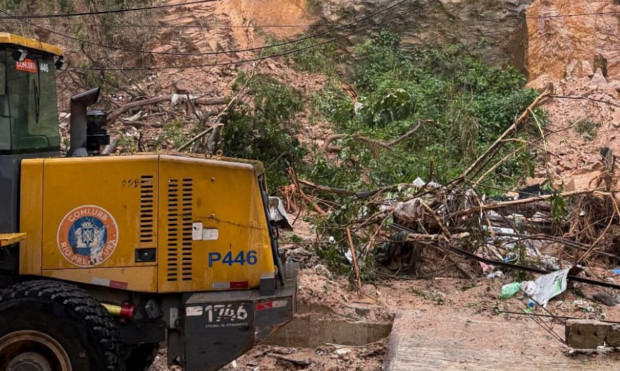 Cerca de 70 toneladas de terra são retiradas da Rocinha depois de deslizamento