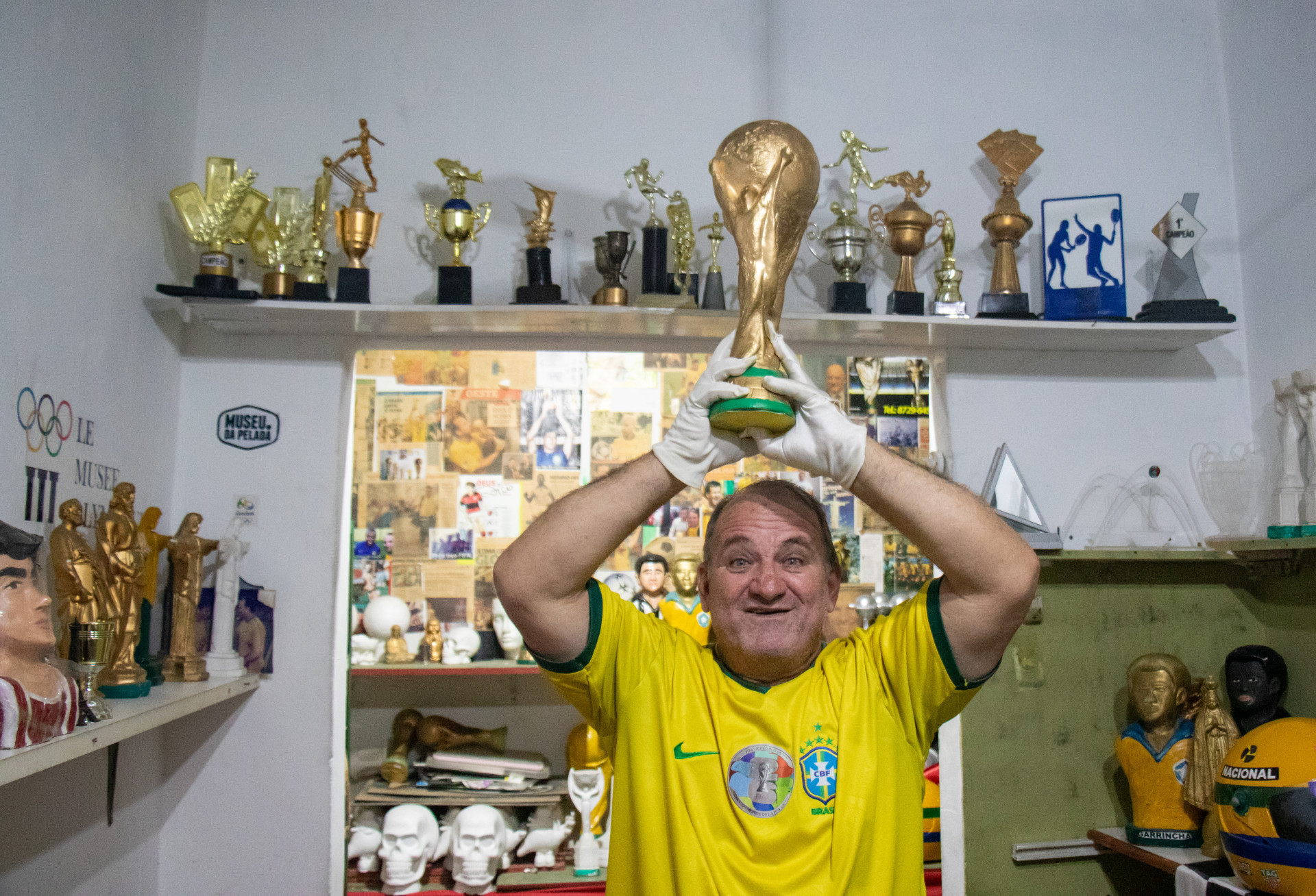 Jarbas Meneghini faz r&eacute;plicas da ta&ccedil;a da Copa do Mundo h&aacute; mais de 30 anos - &Eacute;rica Martin / Ag&ecirc;ncia O Dia