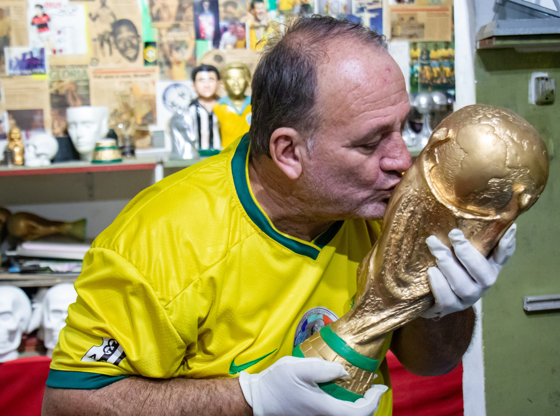 Jarbas Meneghini beija r&eacute;plica da ta&ccedil;a da Copa do Mundo autografada por Neymar Jr. - Erica Martin/Agencia O Dia