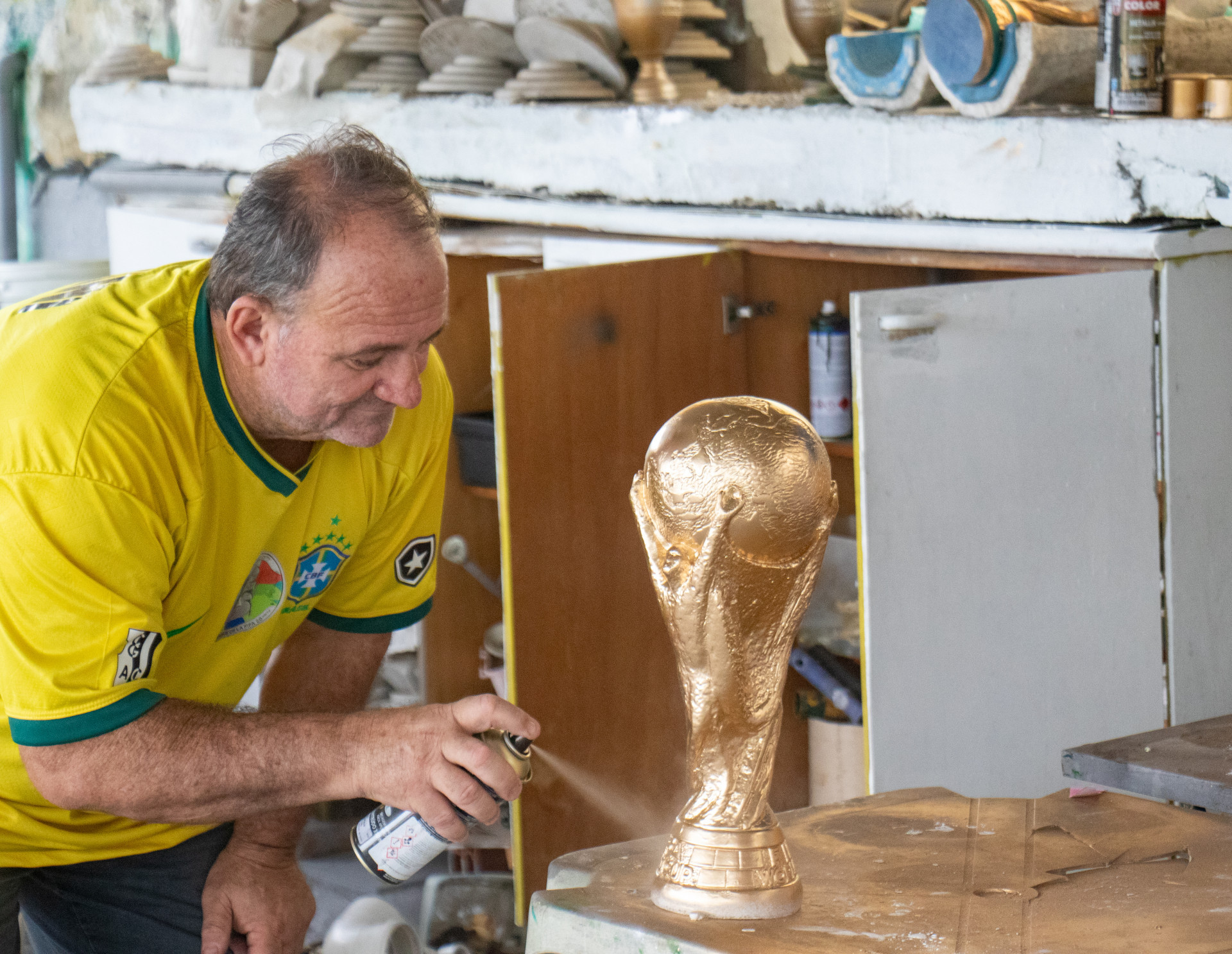 Jarbas Meneghini faz r&eacute;plicas da ta&ccedil;a da Copa do Mundo h&aacute; mais de 30 anos - Erica Martin/Agencia O Dia