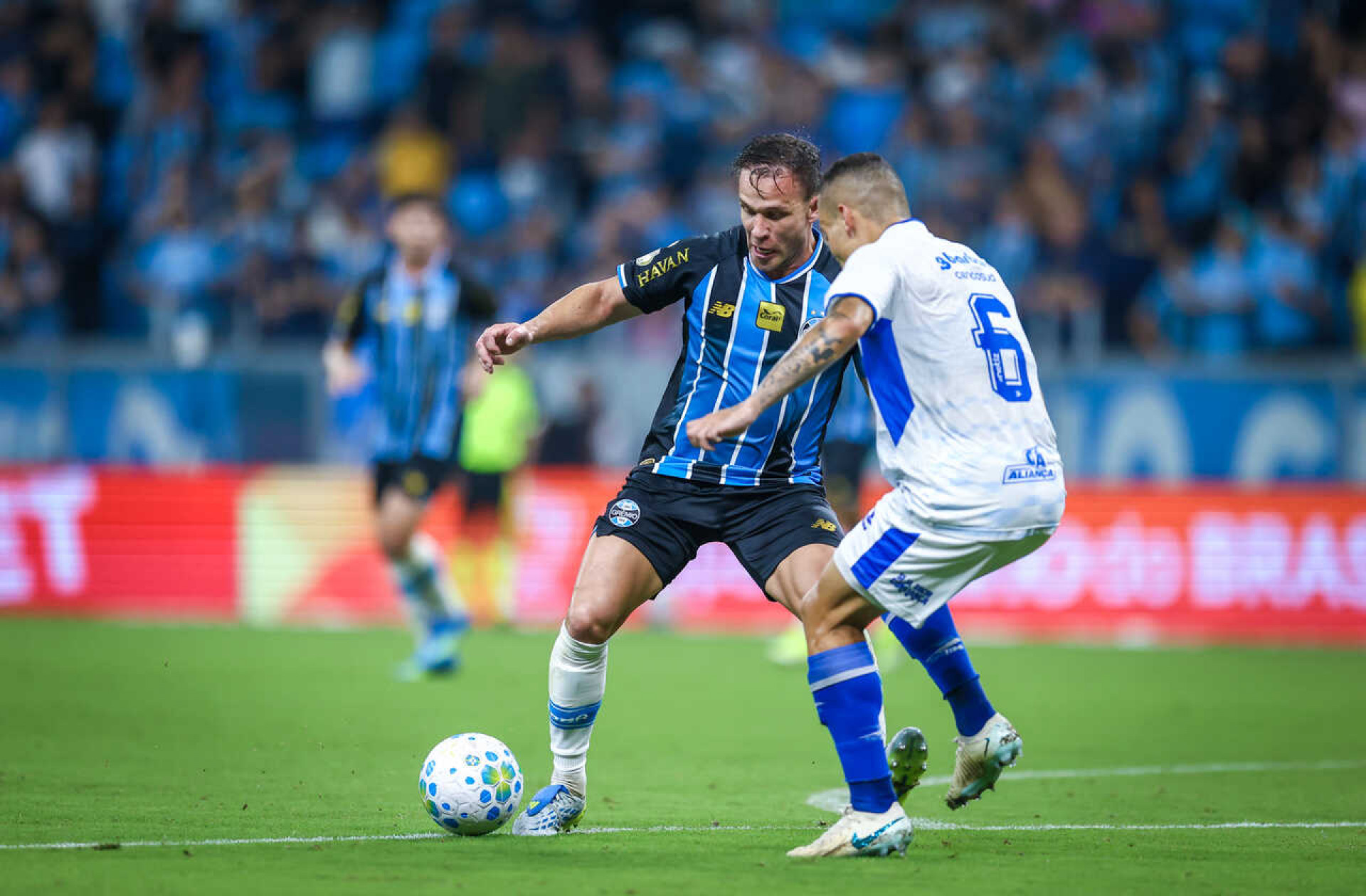 Gr&ecirc;mio anuncia sa&iacute;da de Arthur