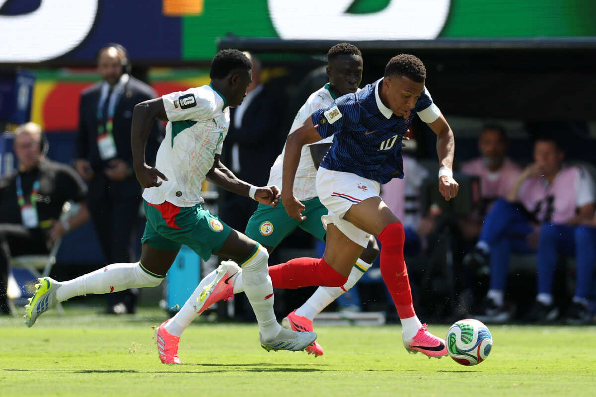 Goleiro de Senegal fica na bronca com gols perdidos contra a Fran&ccedil;a: “N&atilde;o pode jogar assim”