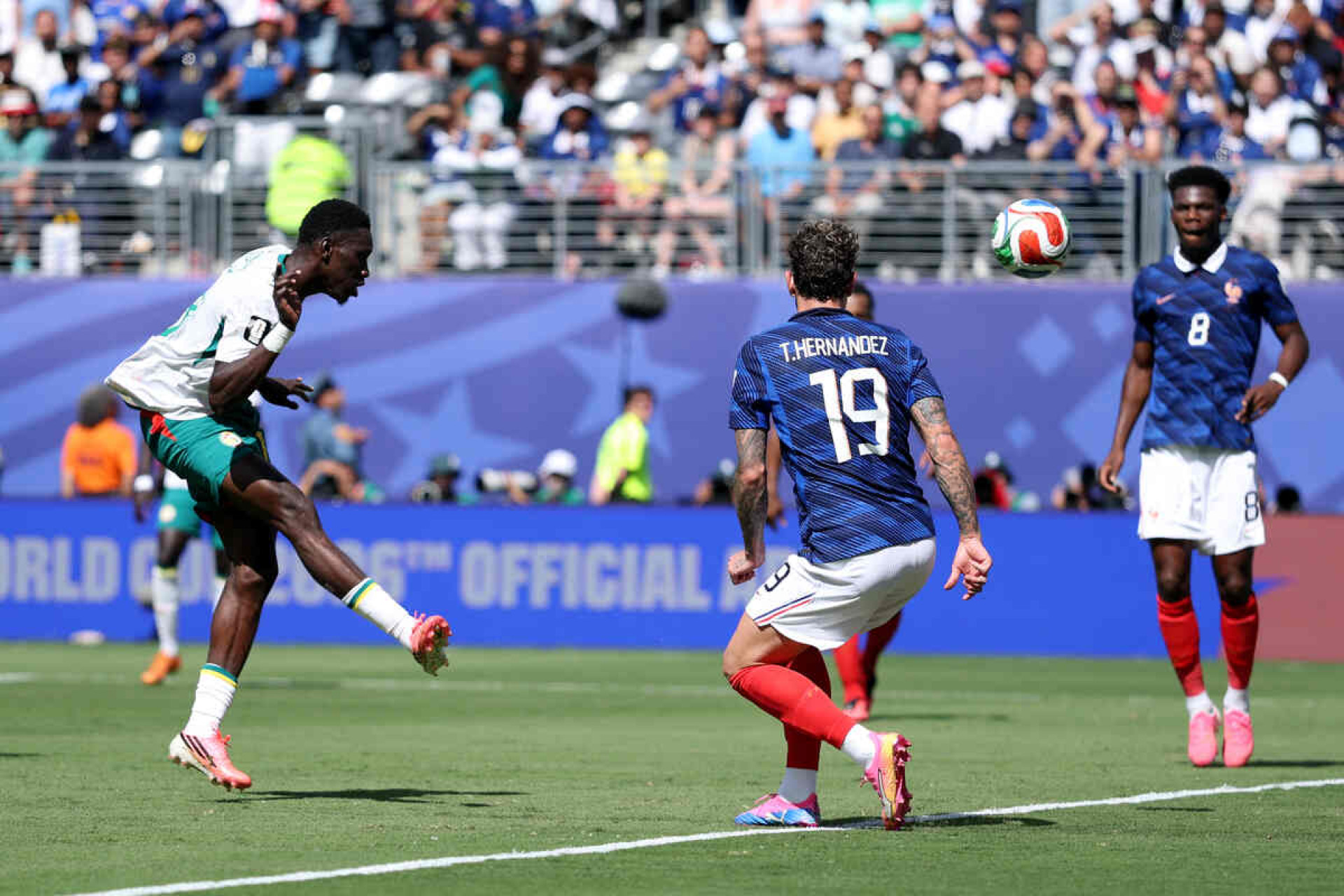 Mbapp&eacute; supera Pel&eacute; e Messi, e Fran&ccedil;a estreia com vit&oacute;ria sobre Senegal na Copa do Mundo