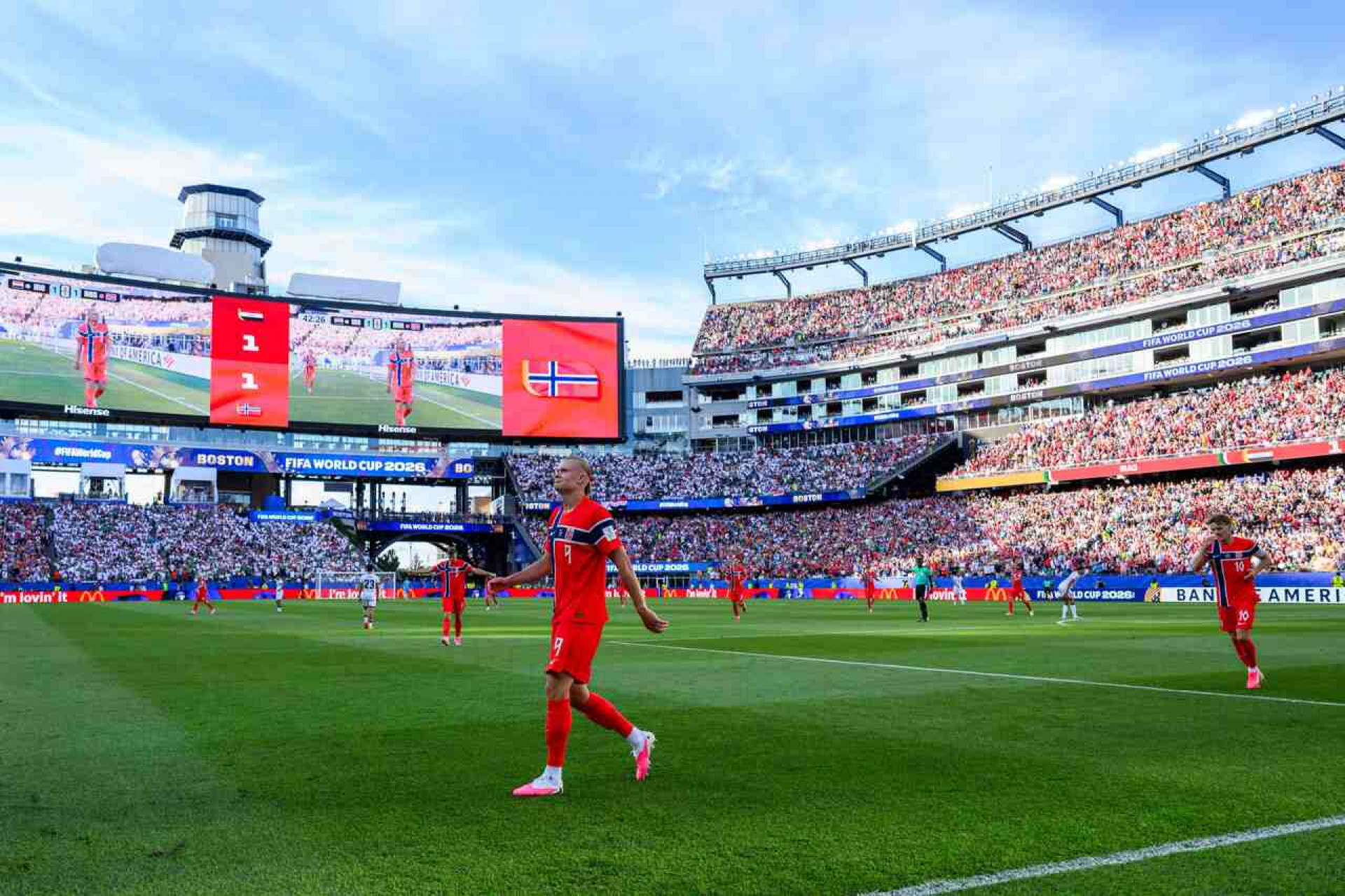 Haaland celebra estreia com recorde da Noruega