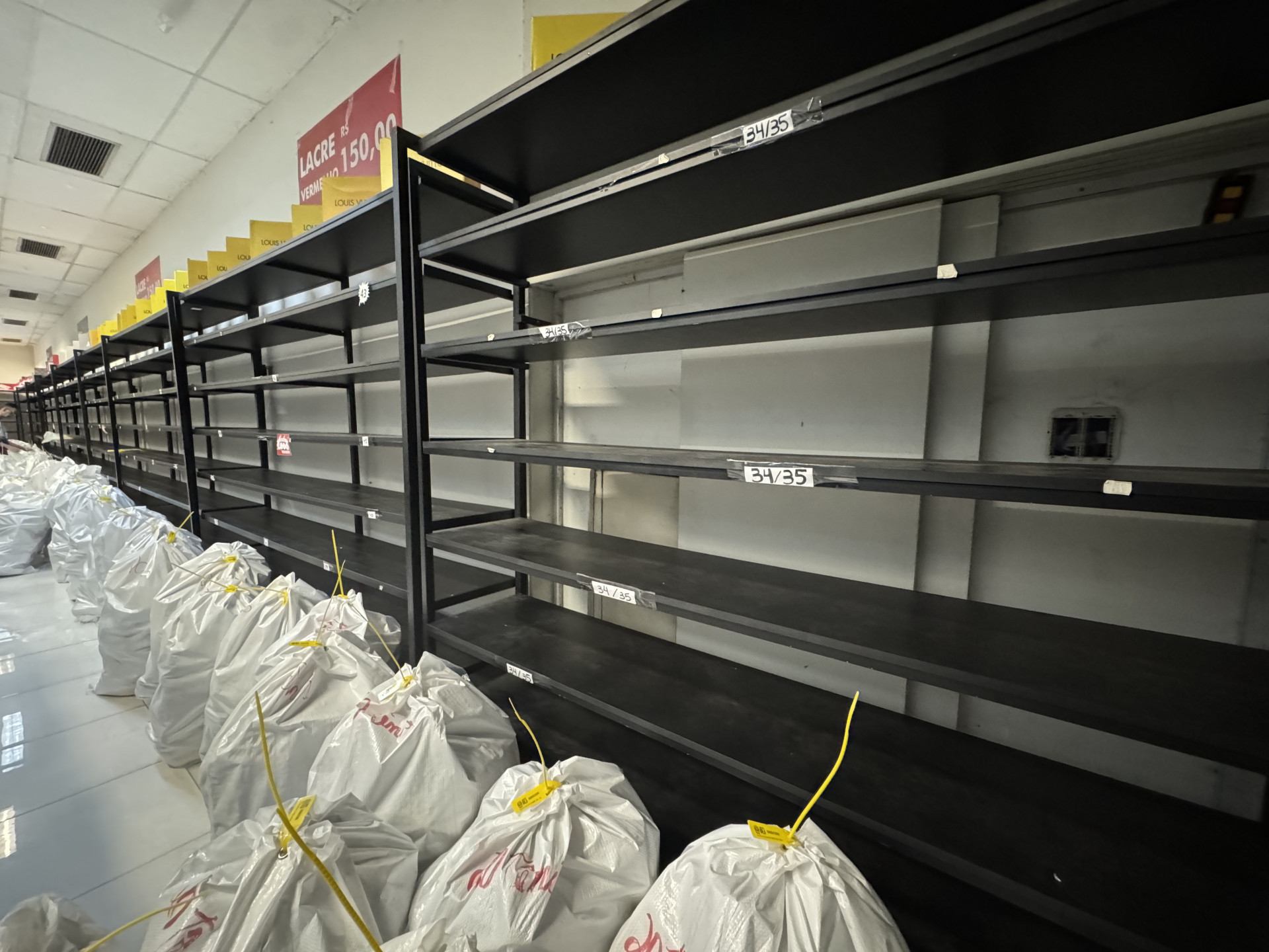 Loja de Duque de Caxias ficou completamente vazia após ação de fiscalização - Divulgação / Sedcon
