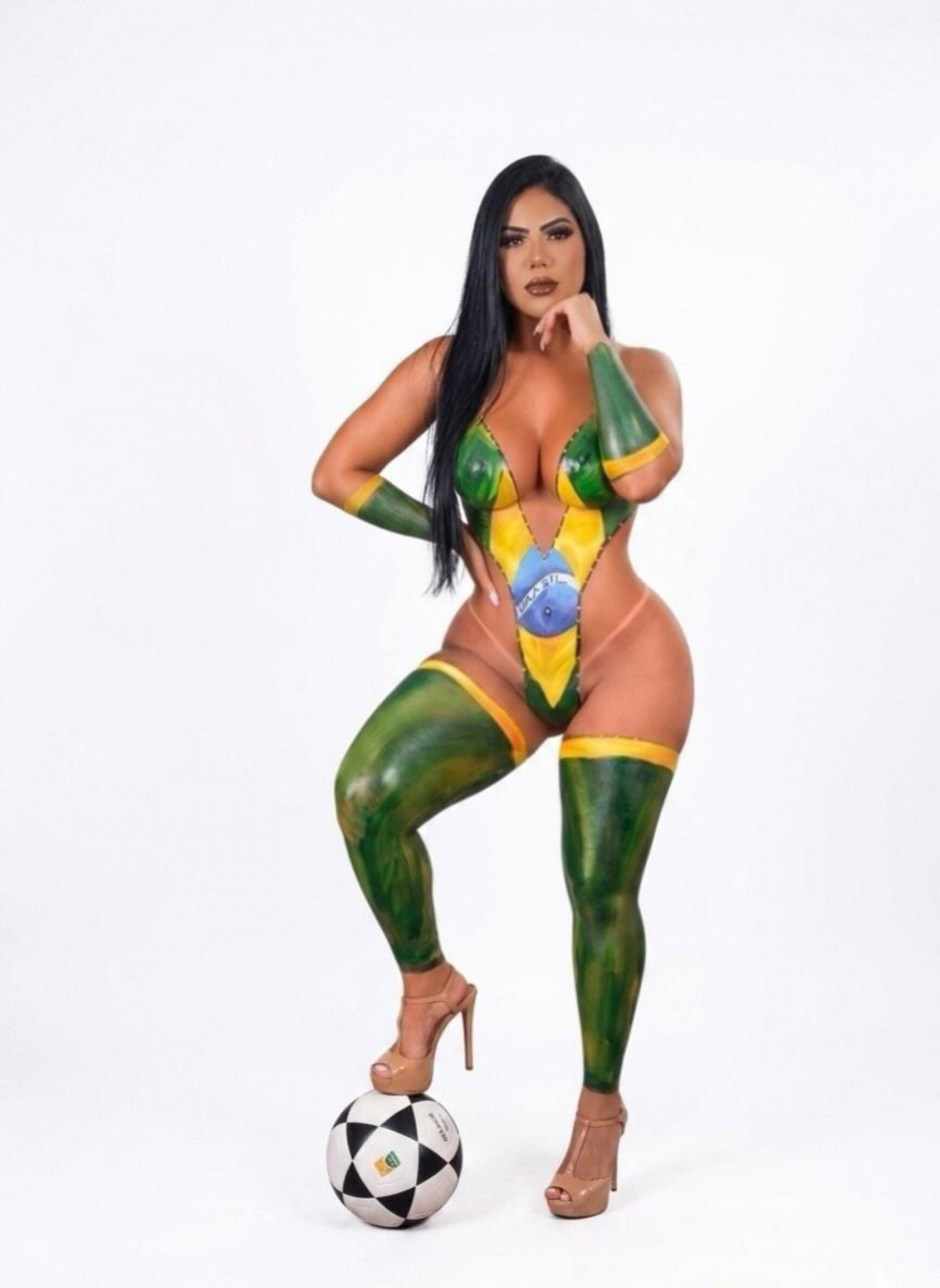 Livia Chesed faz ensaio sensual com pintura corporal do Brasil - Divulgação