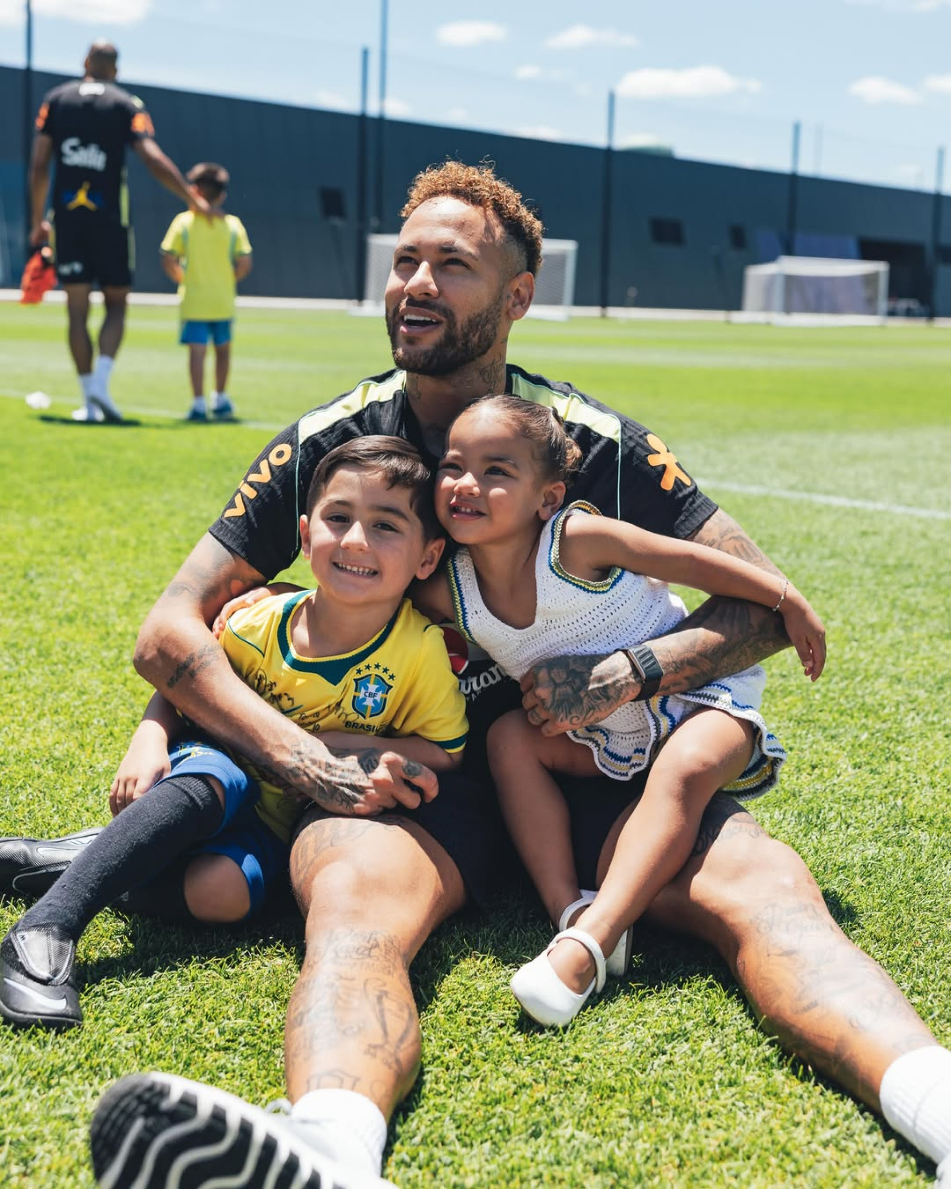 Mavie rouba a cena durante visita a treino da Seleção Brasileira nos Estados Unidos