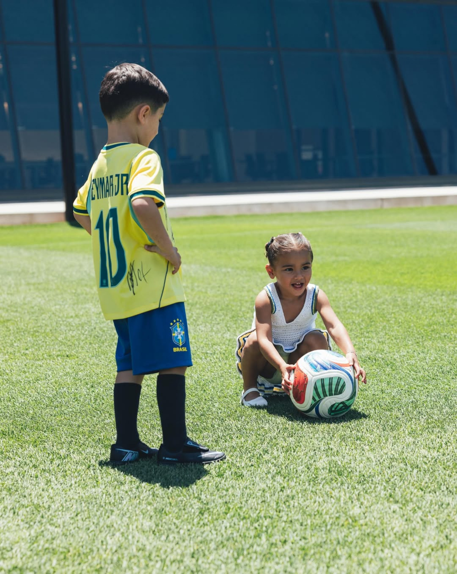 Mavie rouba a cena durante visita a treino da Seleção Brasileira nos Estados Unidos