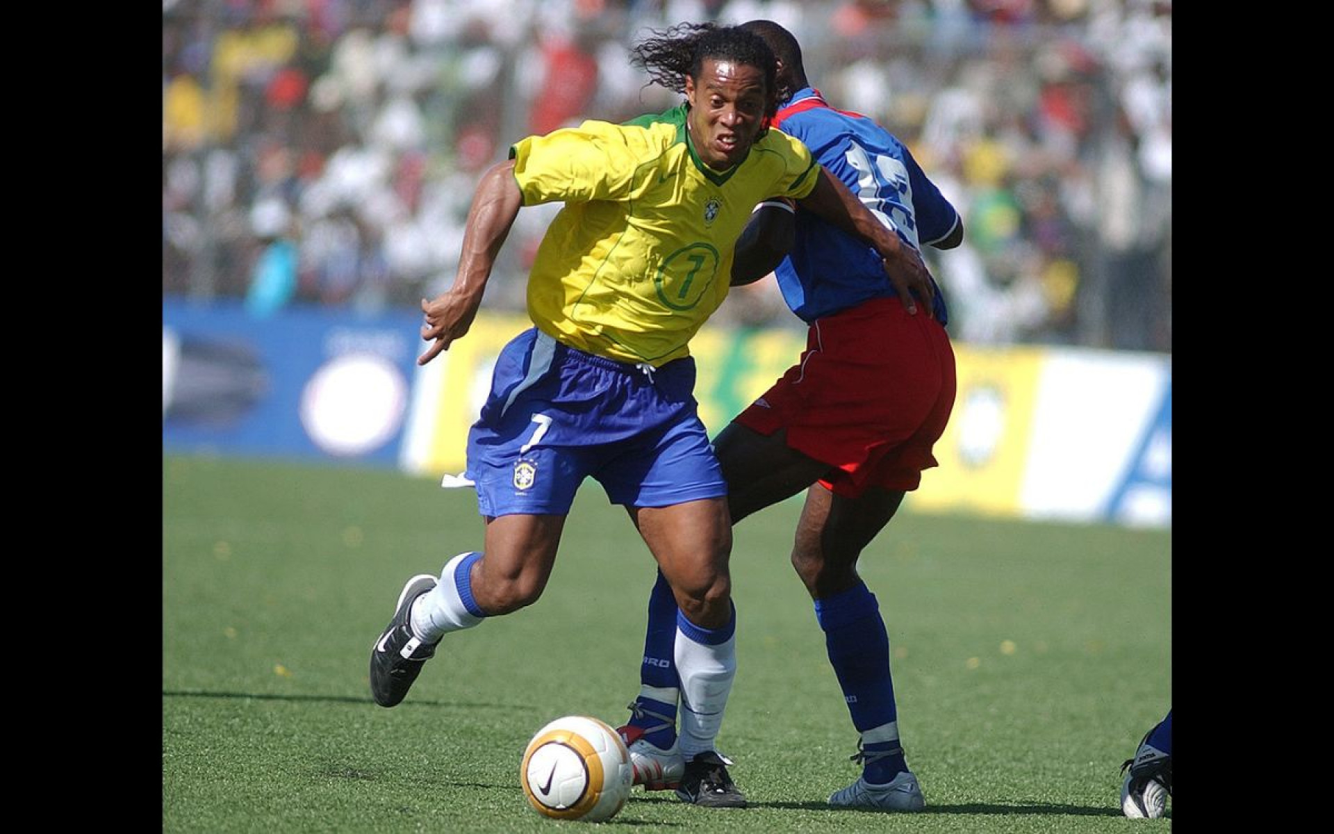 Ronaldinho Gaúcho em ação pelo Brasil diante do Haiti, no ?Jogo da Paz? - Nilton Santos / CBF