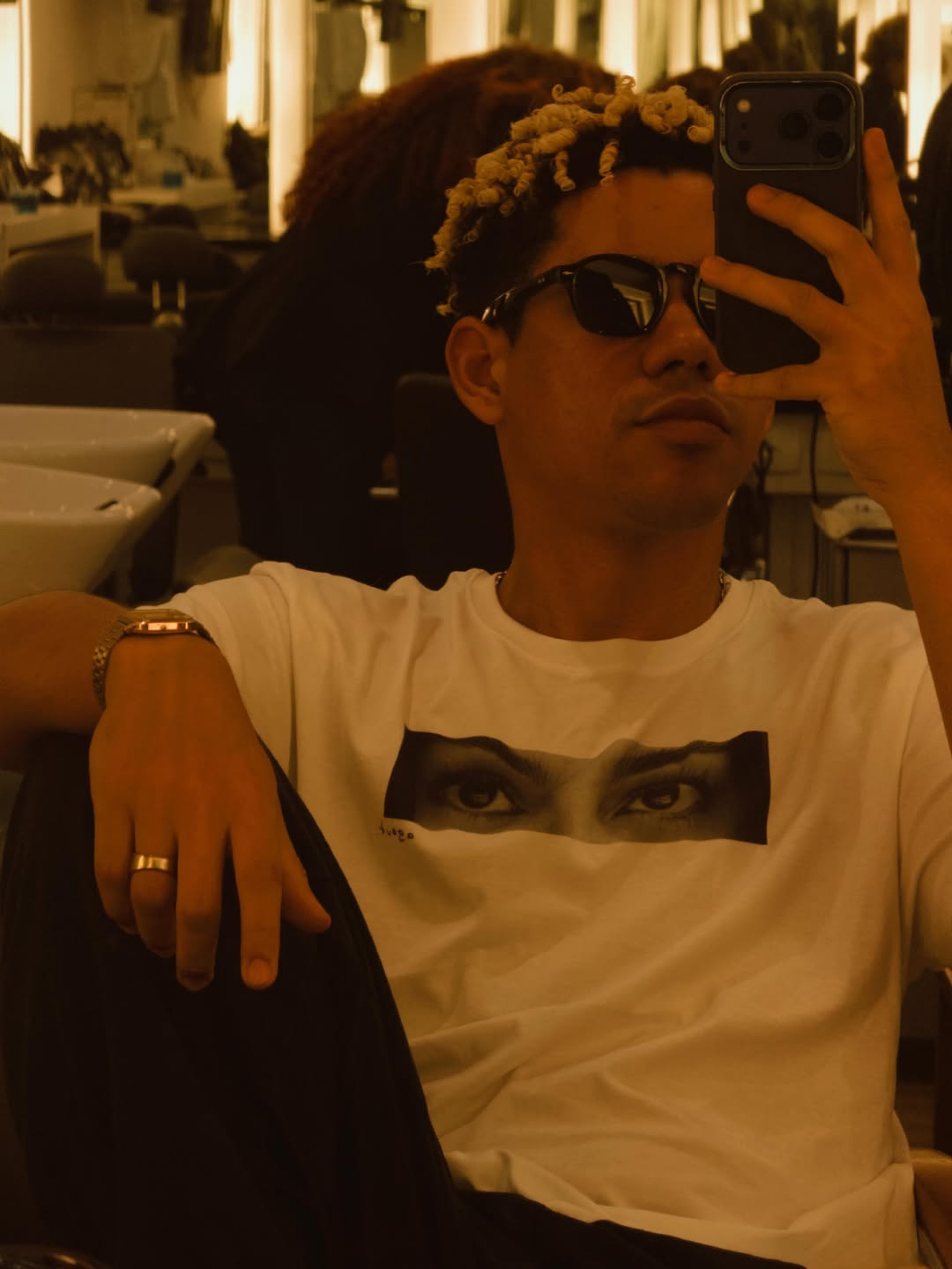 Cauê Campos usa camisa estampada com os olhos de Klara Castanho - Reprodução / Instagram
