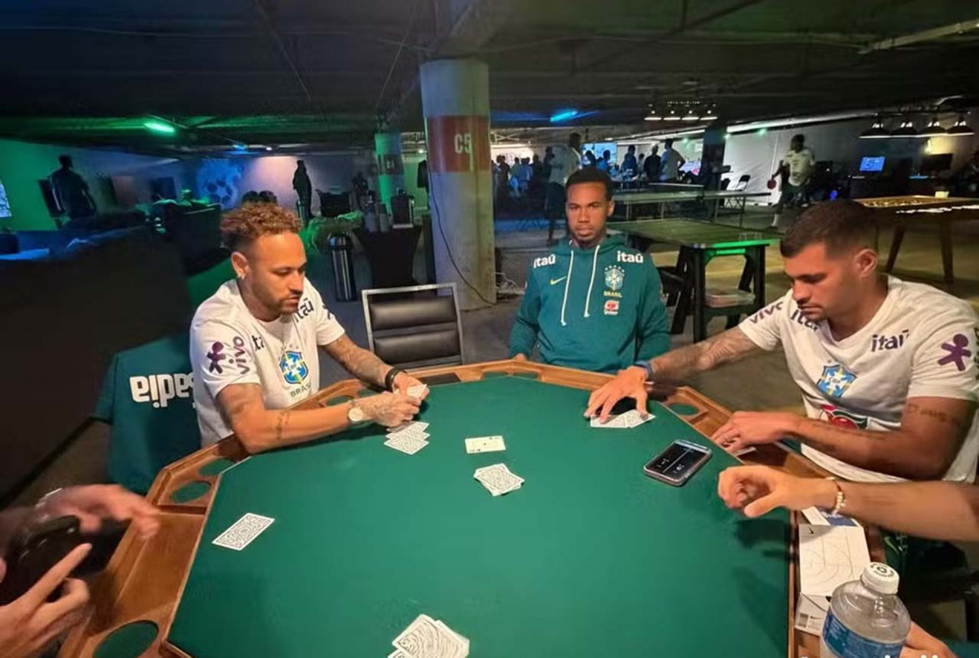 Vini Jr, Neymar e mais jogadores jogam cartas na concentra&ccedil;&atilde;o da Sele&ccedil;&atilde;o