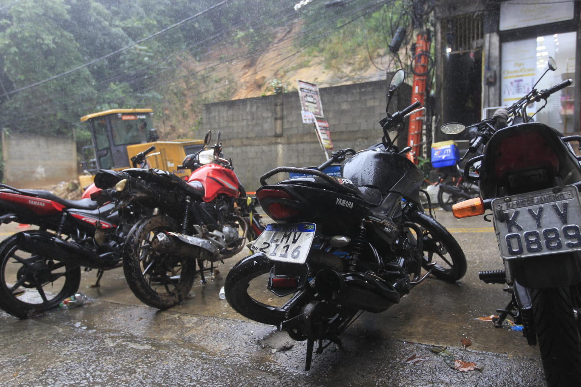 Motos destruídas pelo deslizamento na Rocinha - Reginaldo Pimenta/Agência O DIA