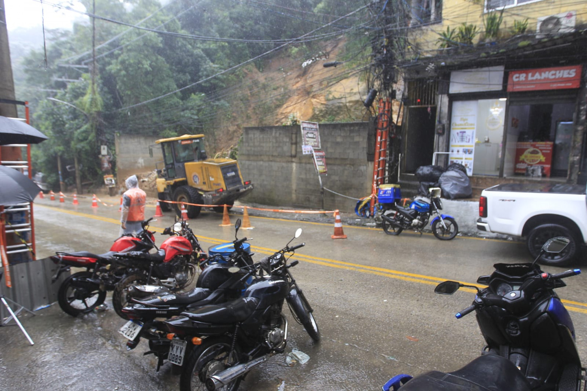 Motos destruídas pelo deslizamento na Rocinha - Reginaldo Pimenta/Agência O DIA