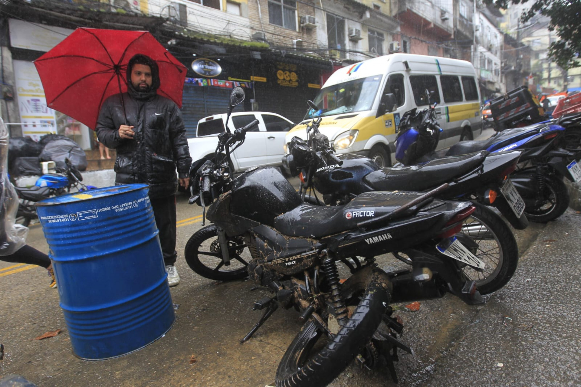 Bruno Brito teve a moto destruída durante o deslizamento - Reginaldo Pimenta/Agência O DIA