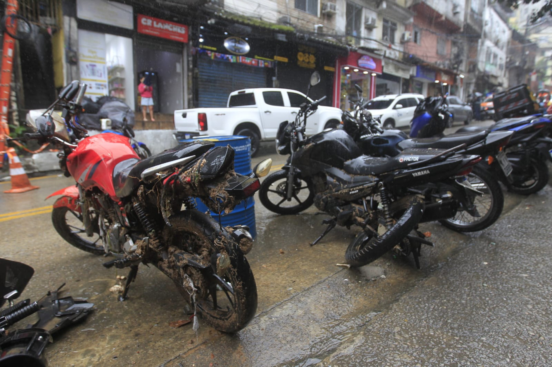 Motos destruídas pelo deslizamento na Rocinha - Reginaldo Pimenta/Agência O DIA