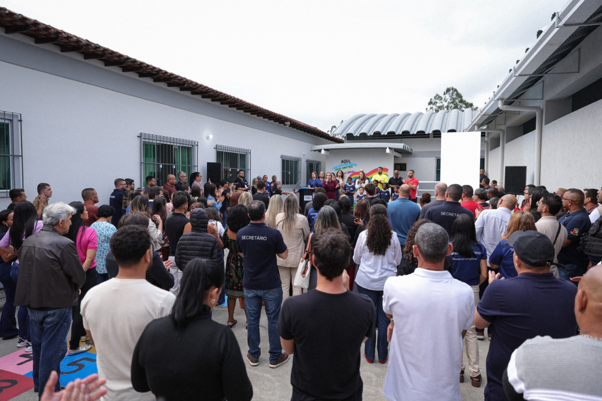 Cerimônia contou com a presença de vereadores, secretários municipais e comunidade escolar - Ascom