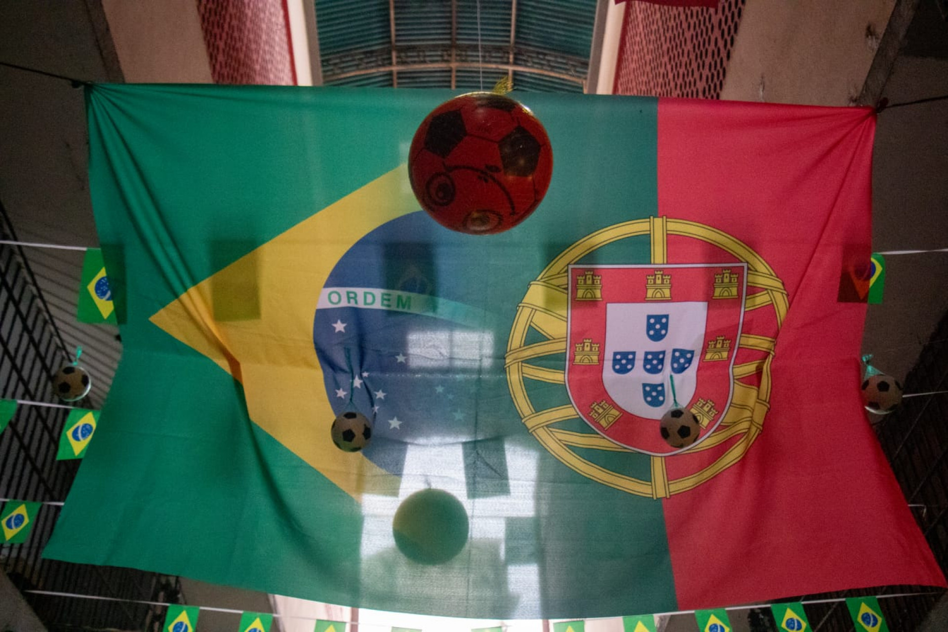 Em clima de festa, Cadeg está preparado para a estreia de Portugal na Copa do Mundo - Érica Martin / Agência O Dia