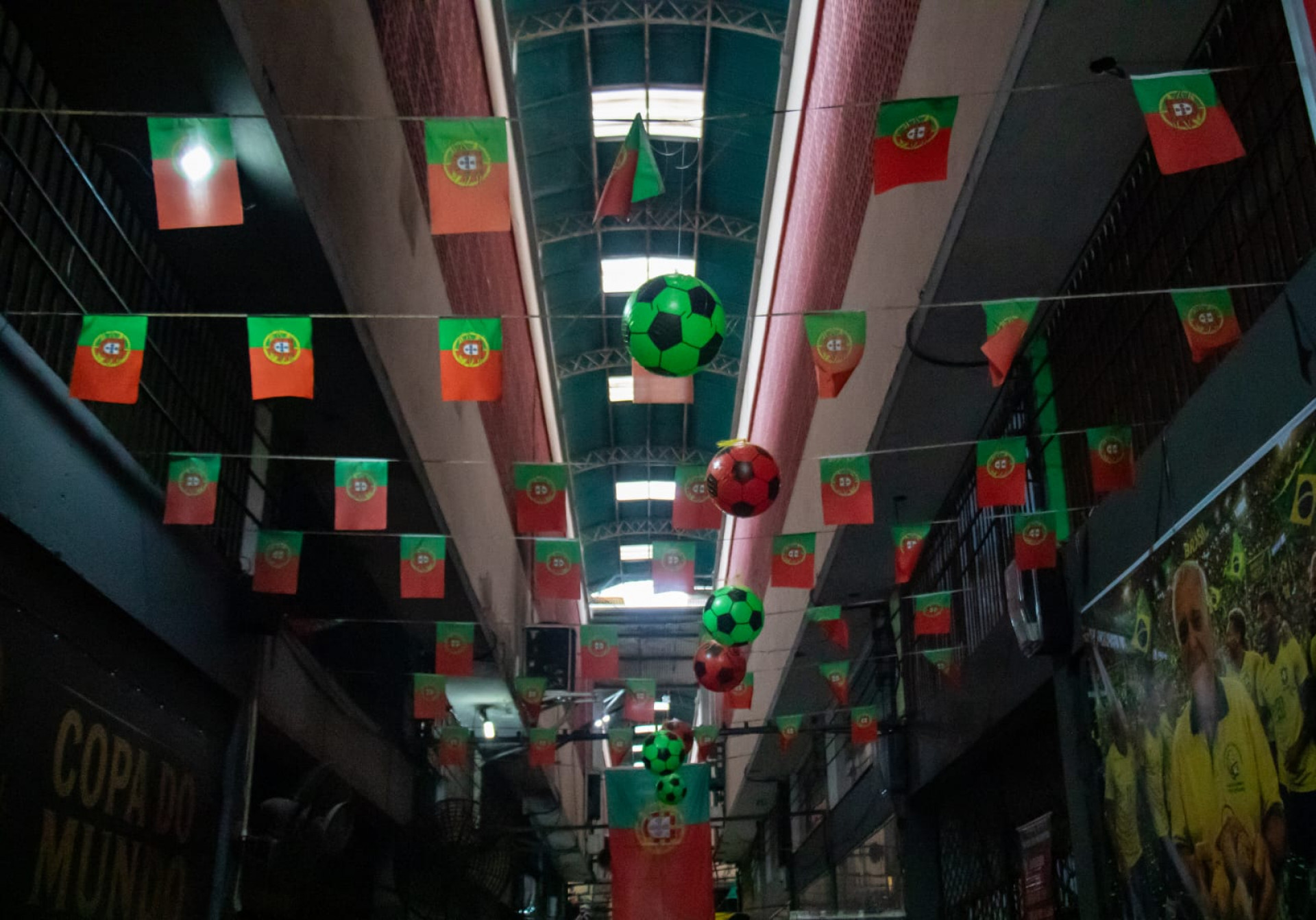 Em clima de festa, Cadeg está preparado para a estreia de Portugal na Copa do Mundo - Érica Martin / Agência O Dia