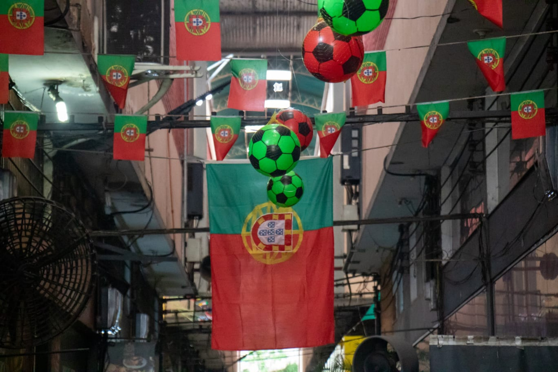 Em clima de festa, Cadeg está preparado para a estreia de Portugal na Copa do Mundo - Érica Martin / Agência O Dia
