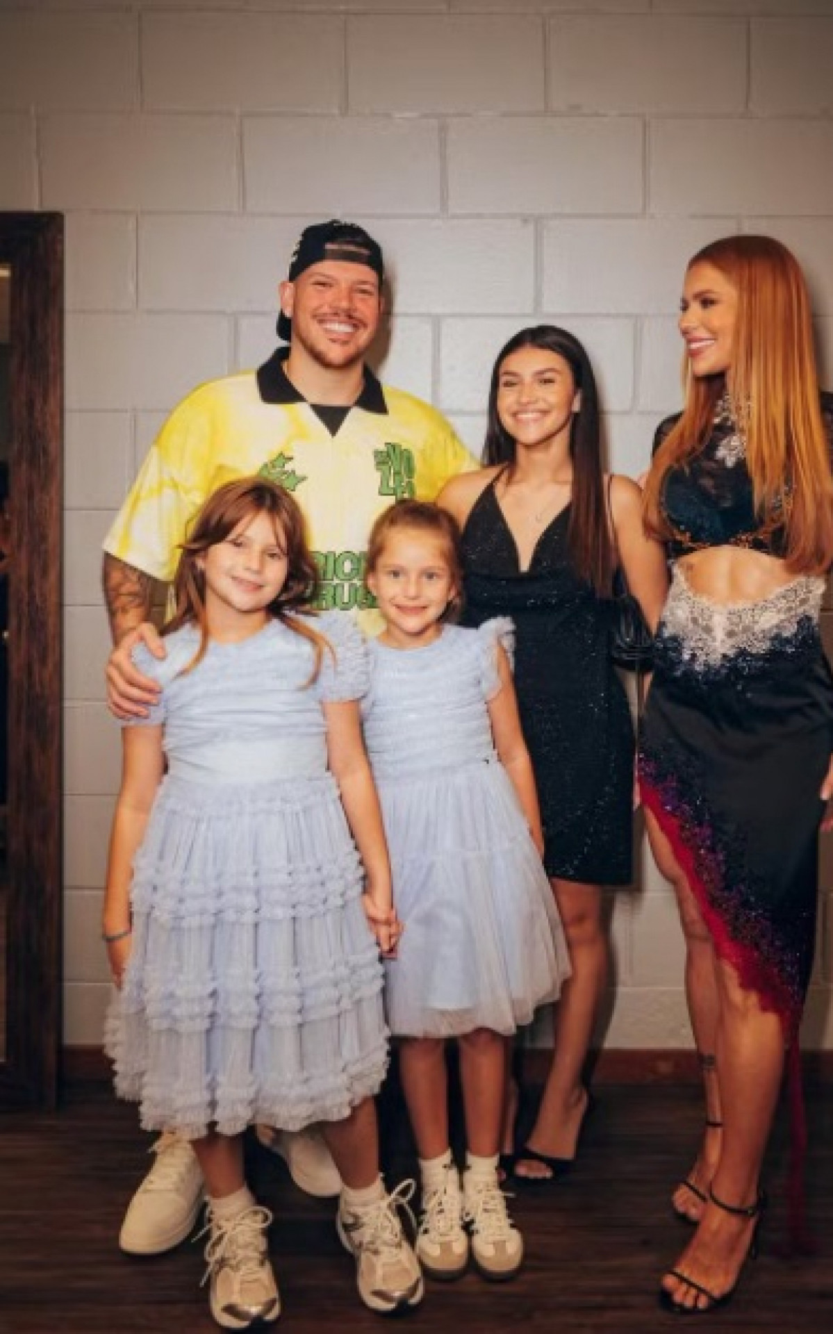Ferrugem, as três filhas e a mulher, Thais Vasconcelos - Reprodução/Instagram