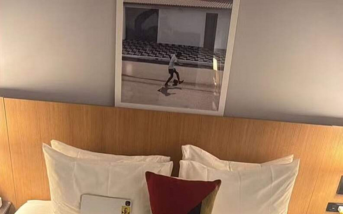 Neymar recebe bandeira do Brasil com mensagens de familiares e amigos