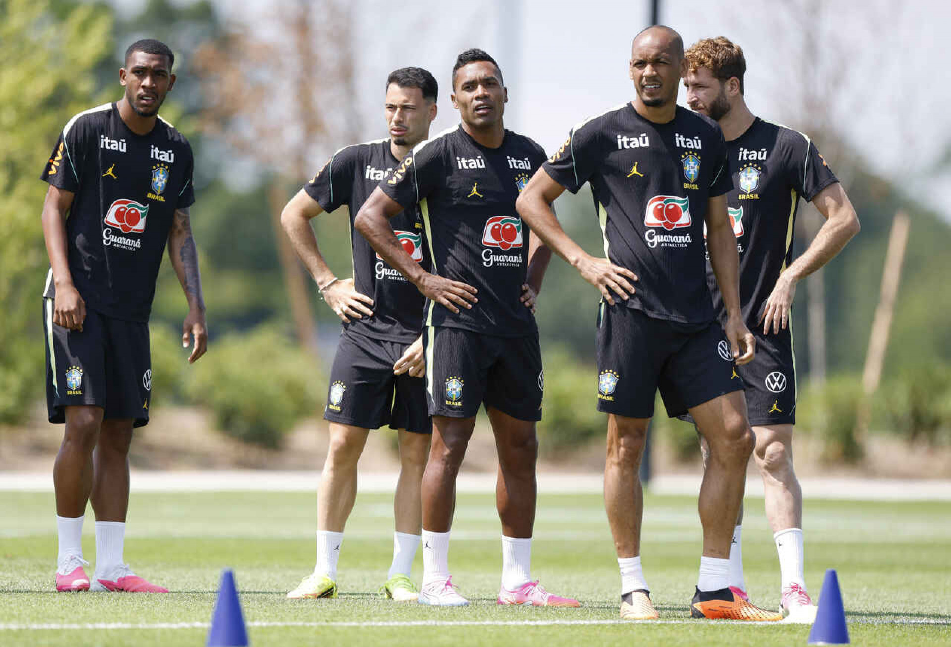 Ancelotti sinaliza retorno do 4-2-4, mas tem d&uacute;vidas no time titular