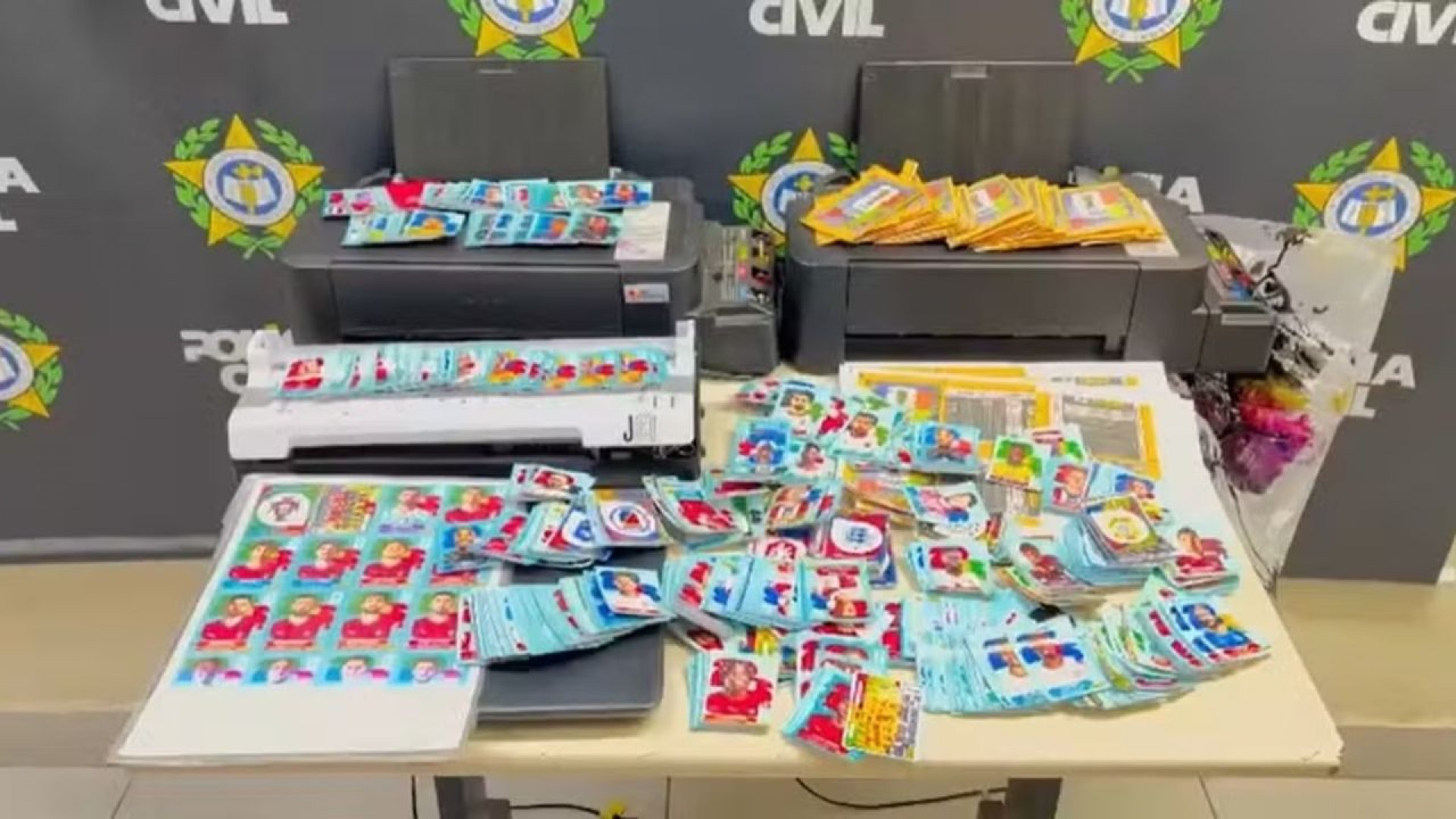 Os policiais encontraram uma grande quantidade de figurinhas prontas para venda
