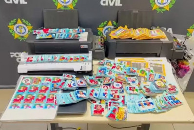 Duas mulheres são presas por fabricar e vender figurinhas falsas da Copa do Mundo