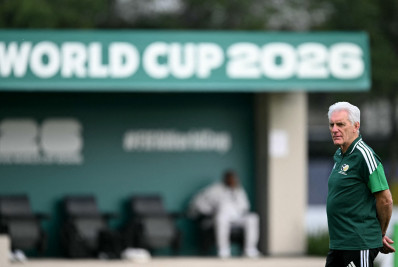 Técnico critica punição a jogador da África do Sul e cita lance de Messi