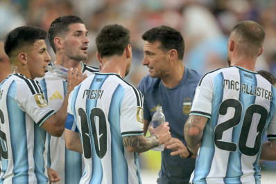Scaloni confirma Messi no banco, mas faz mistério sobre escalação da Argentina
