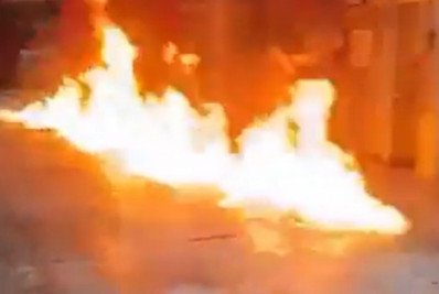 Vídeo: Motociclista provoca incêndio em posto de combustíveis na Freguesia