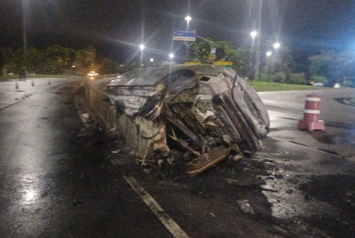 Carro bate em mureta e pega fogo no Centro do Rio