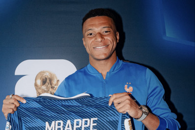 Mbappé recebe homenagem após se tornar o maior artilheiro da seleção francesa