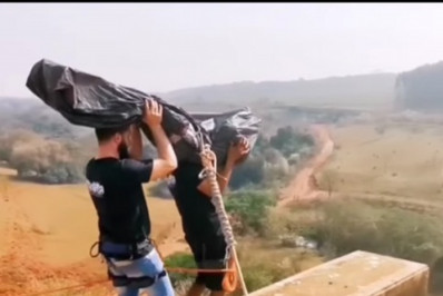 Instrutor de rope jump postou vídeo simulando jogar cadáver de ponte 